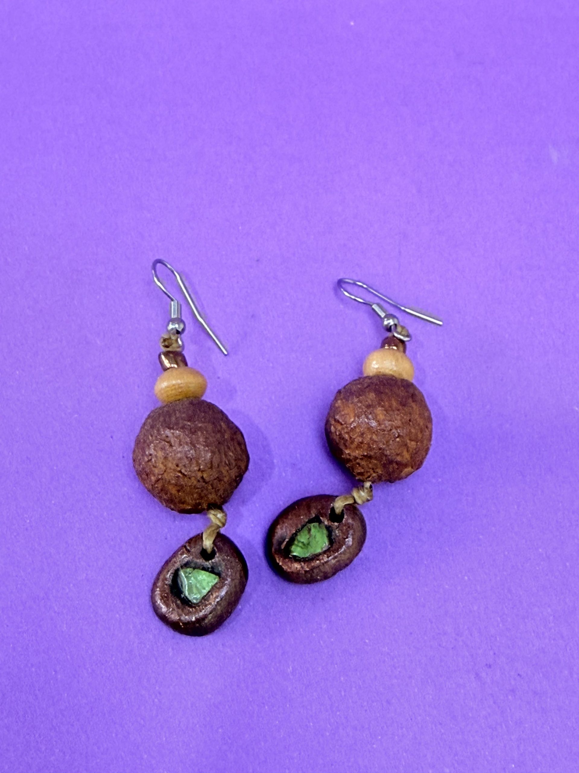 Aros Artesanales – Texturas Terrosas y Vidrio Verde