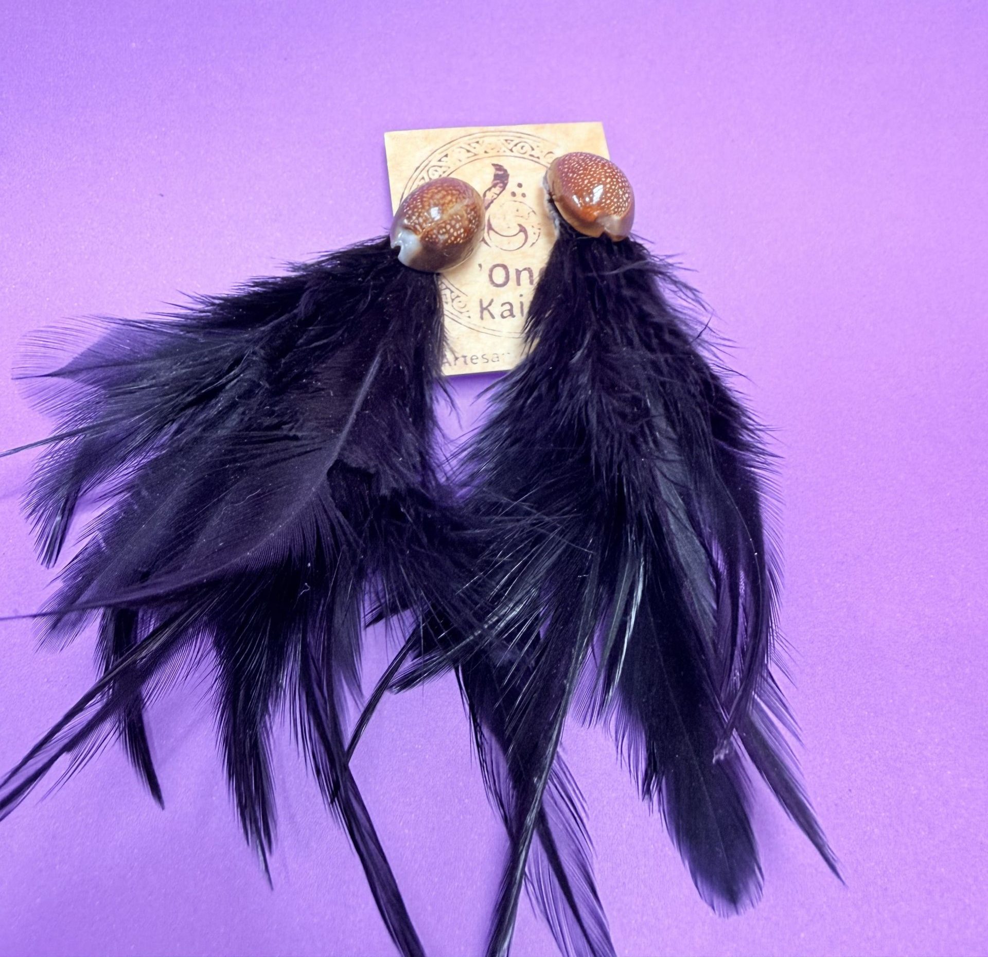 Aros colgantes – Concha Pure y Plumas Negras