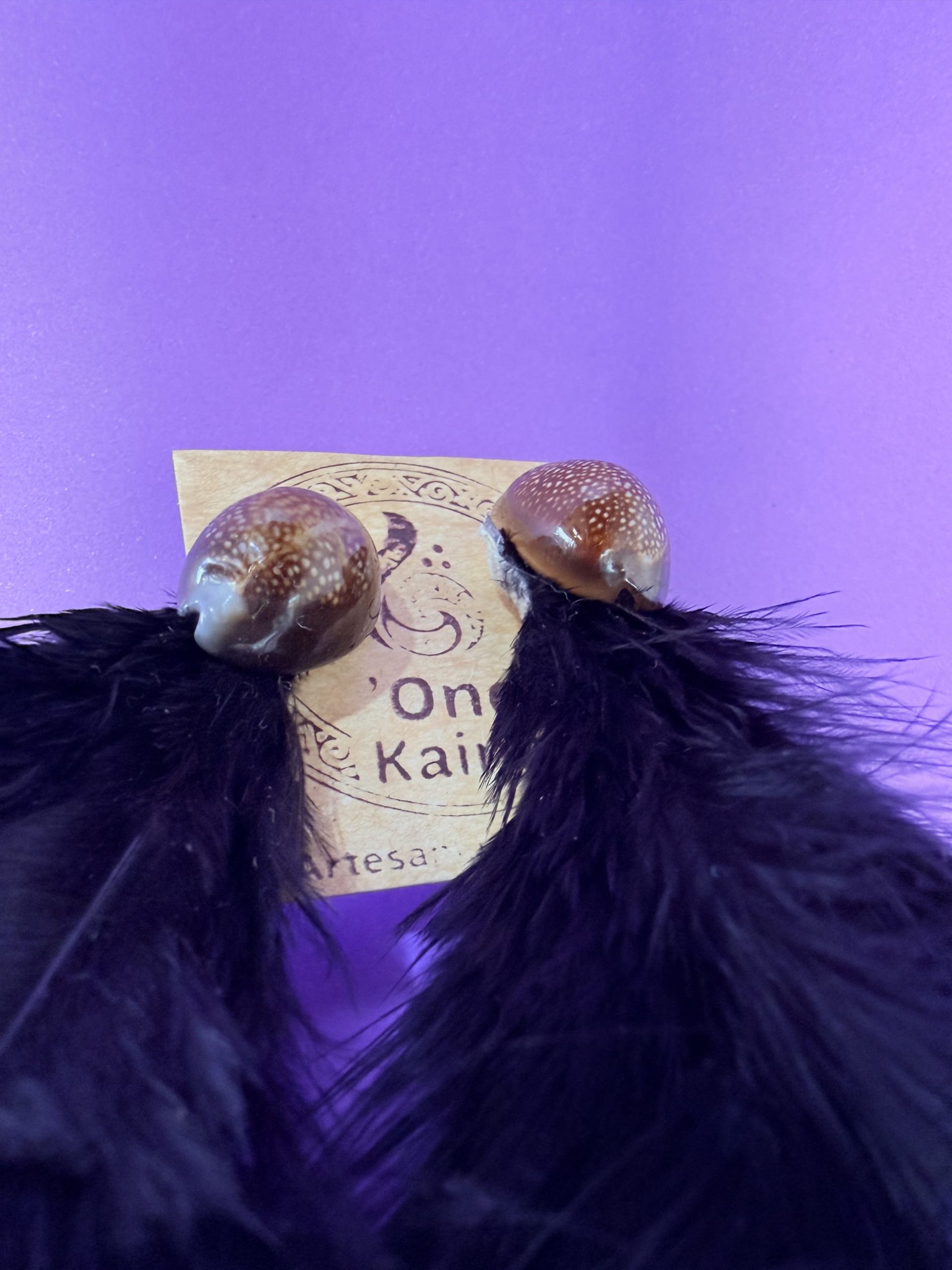Aros colgantes – Concha Pure y Plumas Negras - Imagen 2