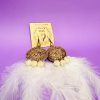 Aros colgantes – Tejido Natural, Cuentas y Plumas Blancas