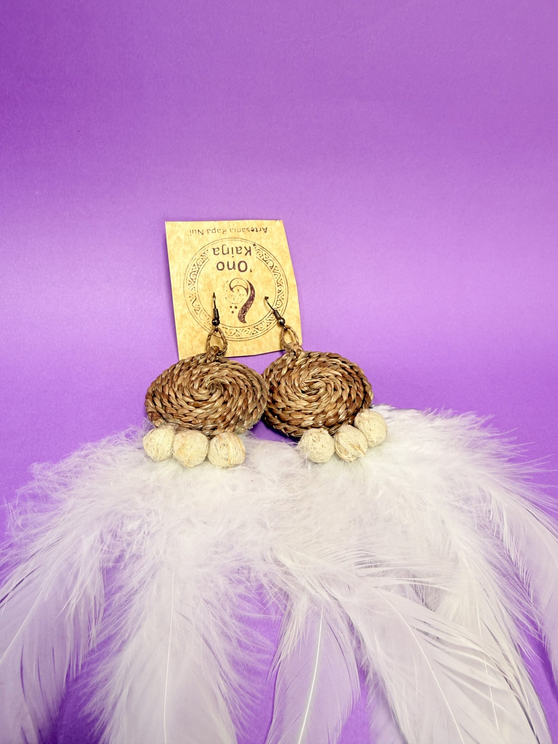 Aros colgantes – Tejido Natural, Cuentas y Plumas Blancas
